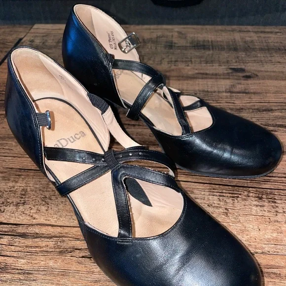 (SOLD)Laduca 2.5” Elizabeth Character Shoe w/Dust Bag - Picture 2 of 10